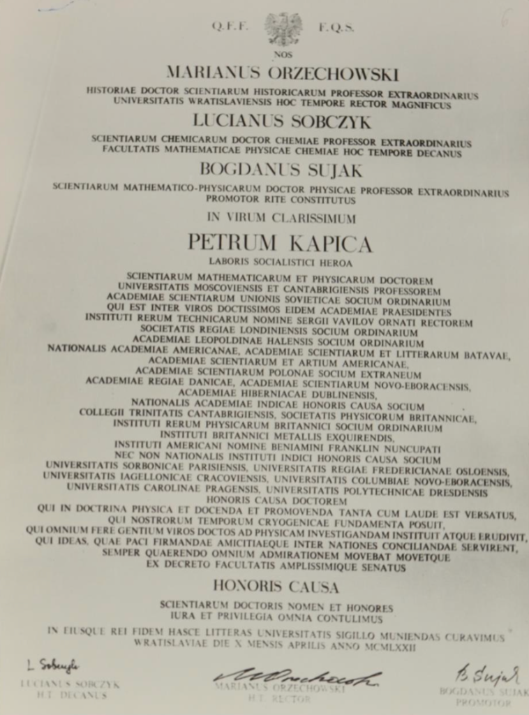 Przedruk ze strony domowej Muzeum Uniwersytetu Wrocławskiego: http://mbd.muzeum.uni.wroc.pl/dzieje-uniwersytetu/doktorzy-honoris-causa/piotr-leonidowicz-kapica