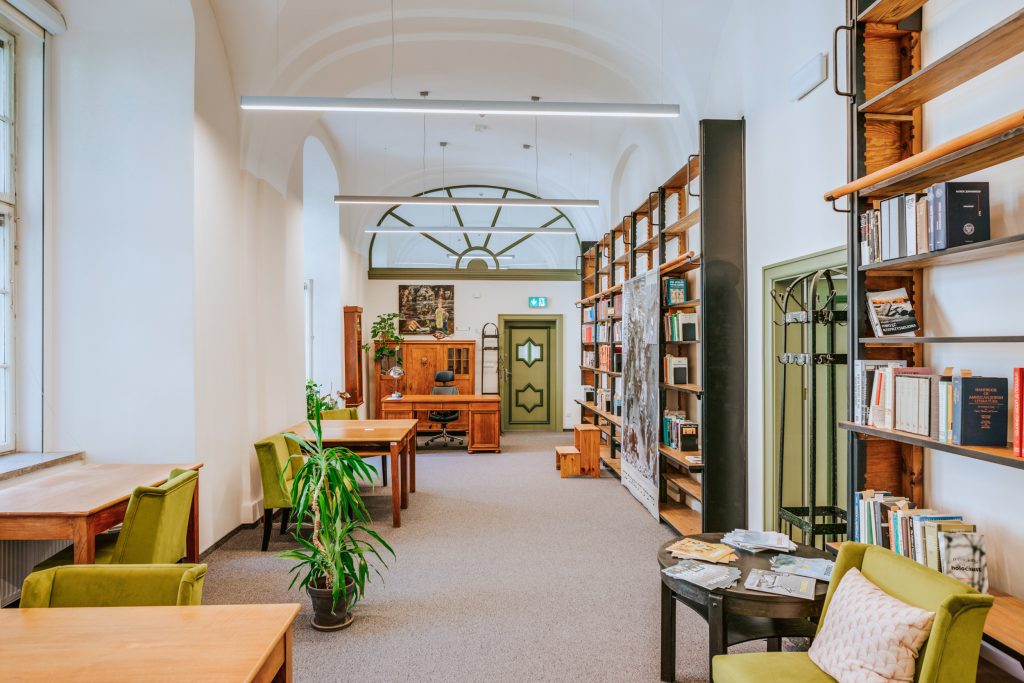 Biuro z biblioteczką
