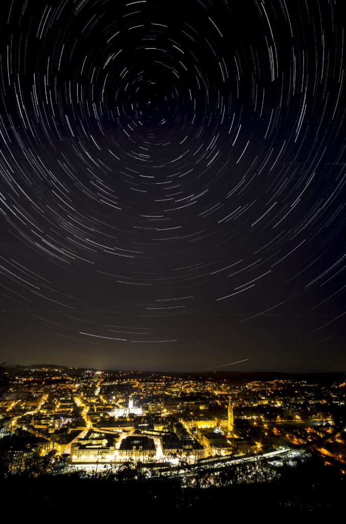 Nocne niebo nad miastem