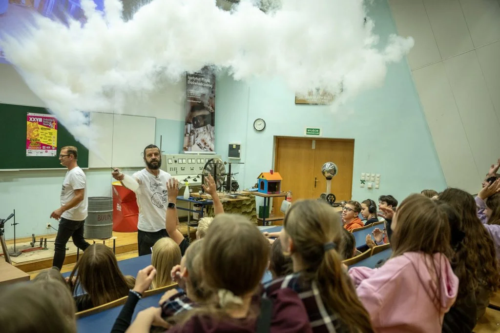 Cyrk fizyczny 2025 chmura